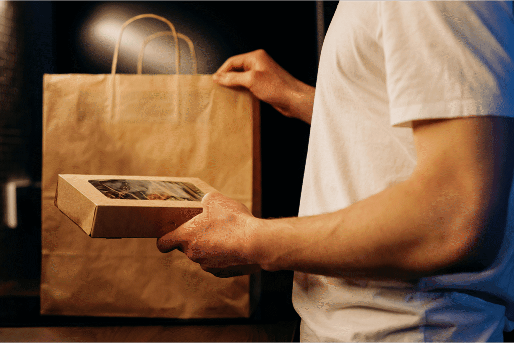 Упаковка для доставки їжі як частина бренду